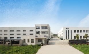 高效化工灌裝中的穩(wěn)定滾筒液壓升降解決方案